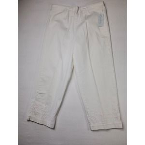 Cascade Blues Women's Medium White Capris 97% Cotton 3% Spandex